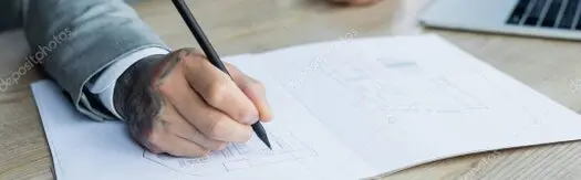 Projekt strony internetowej wyświetlony na laptopie na biurku