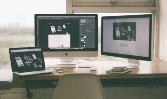 Nowoczesny projekt strony internetowej wyświetlony na laptopie